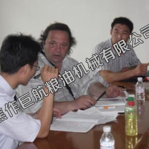 公司齊經理與俄羅斯客戶介紹工藝流程